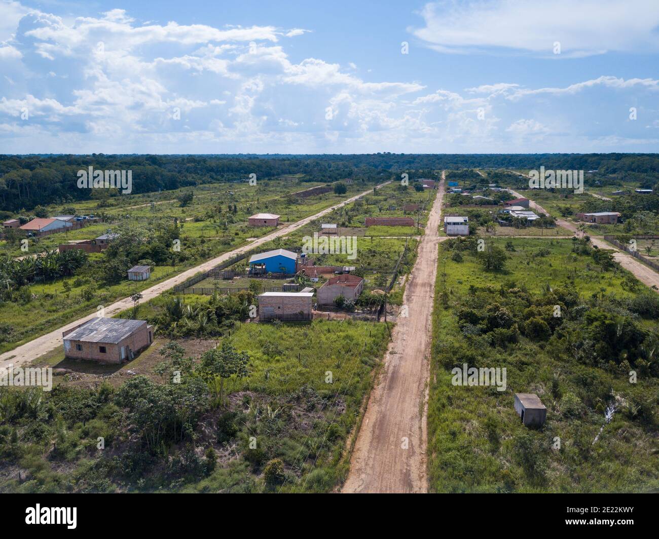 Vista aerea del drone di piccole case di villaggio in BR 319 strada, Porto Velho città a Rondônia, Brasile. Concetto di ecologia, conservazione, questioni sociali. Foto Stock