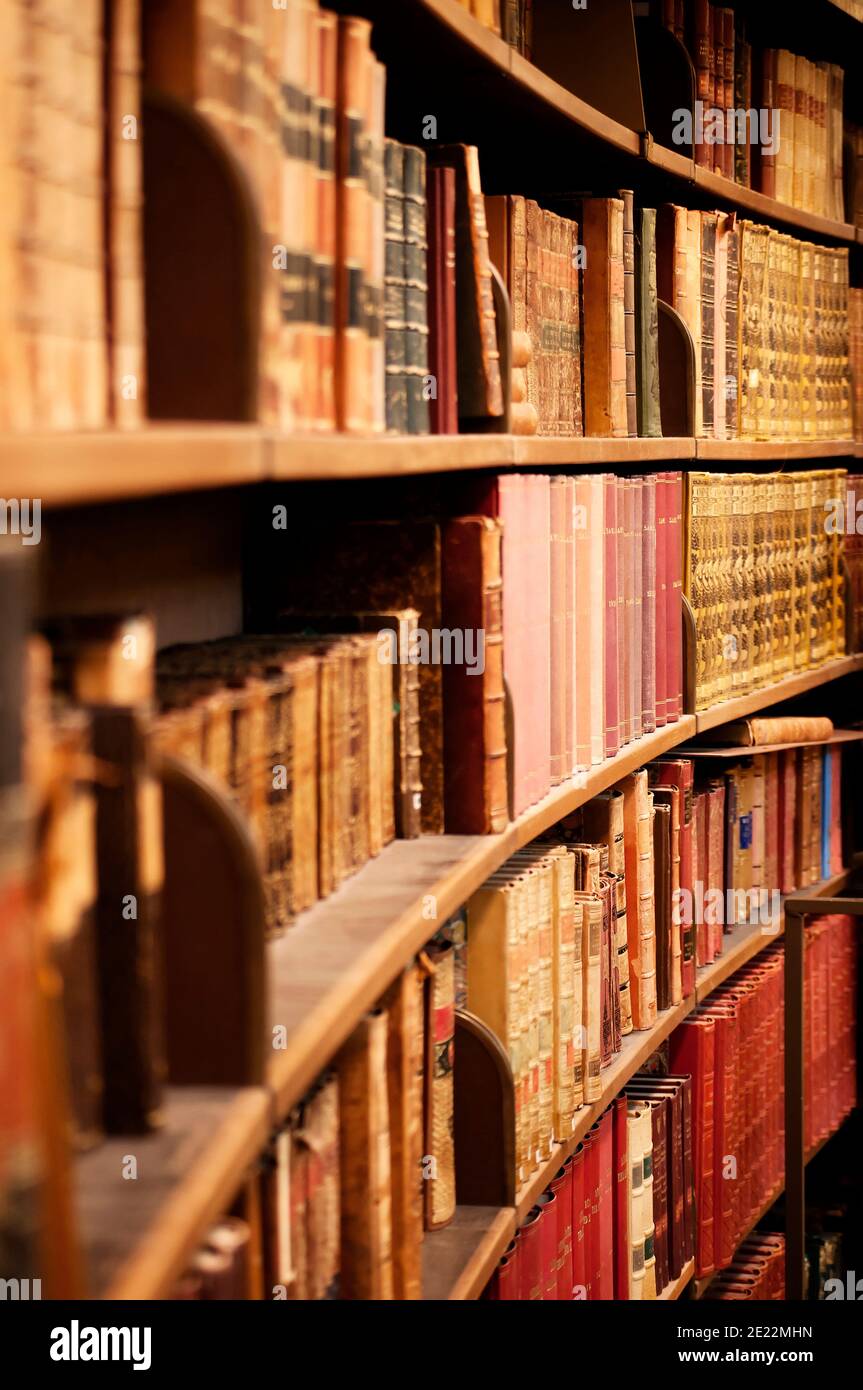Vecchi libri di copertina rigida sugli scaffali Foto Stock
