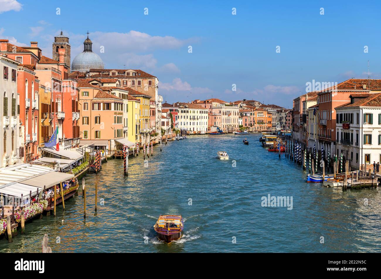 Canal Grande - una vista soleggiata di un'ampia sezione del Canal Grande, vicino alla stazione ferroviaria di Santa Lucia, come si vede dal Ponte Scalzi. Venezia, Italia. Foto Stock