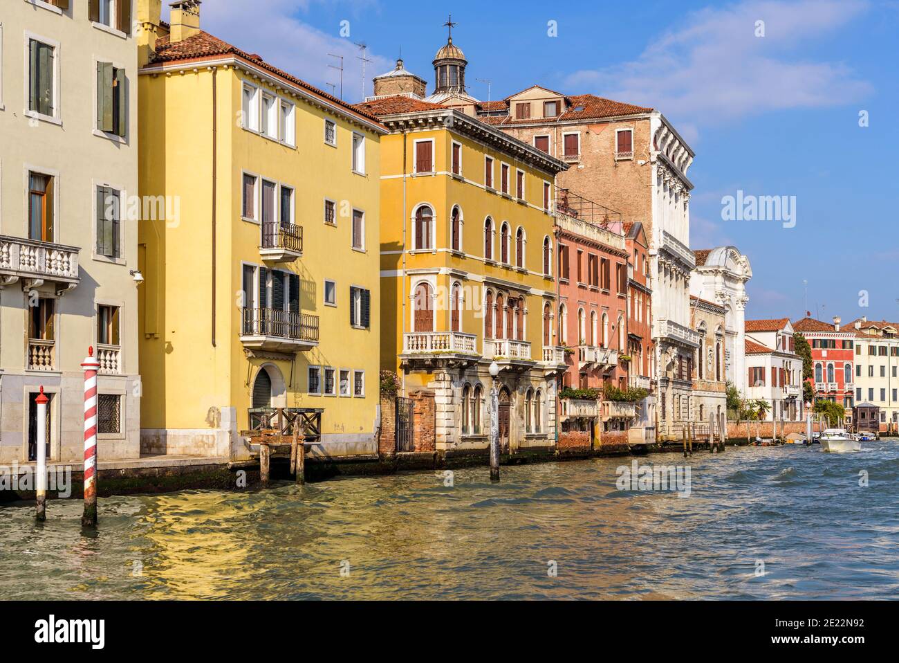 Canale colorato - la luminosa luce del pomeriggio splende su colorati edifici storici sul lato del Canal Grande. Venezia, Italia. Foto Stock