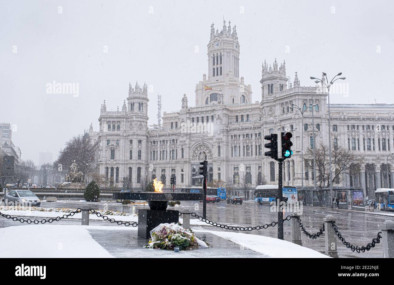 Spagna, Madrid; 8 gennaio 2021: Tempesta di neve "Filomena" nel centro di Madrid a la Plaza De Cibeles e el Pevetero per le vittime del coronavirus Foto Stock