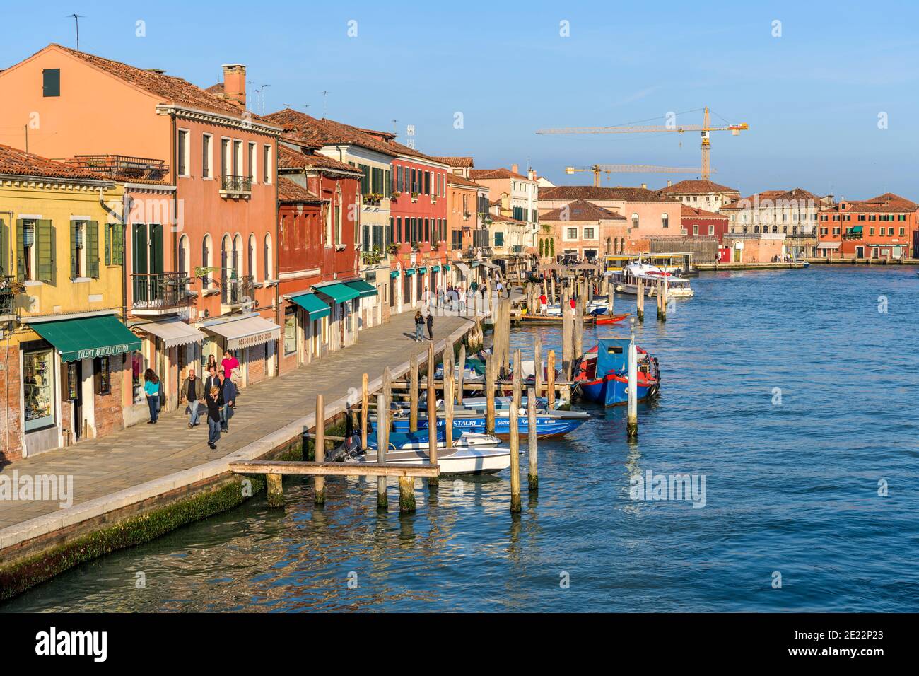 Canale Ponte lungo - la luce del sole della sera soffia su edifici colorati a lato del canale Ponte lungo al centro delle Isole Murano. Venezia, Italia. Foto Stock