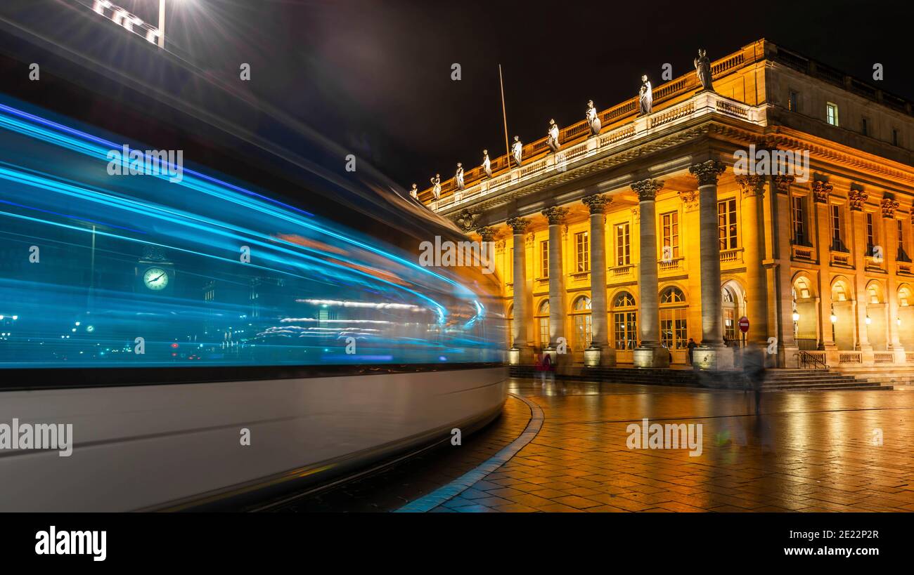 Tram che passa il Grand Théâtre de Bordeaux di notte in Nuova Aquitania, Francia Foto Stock