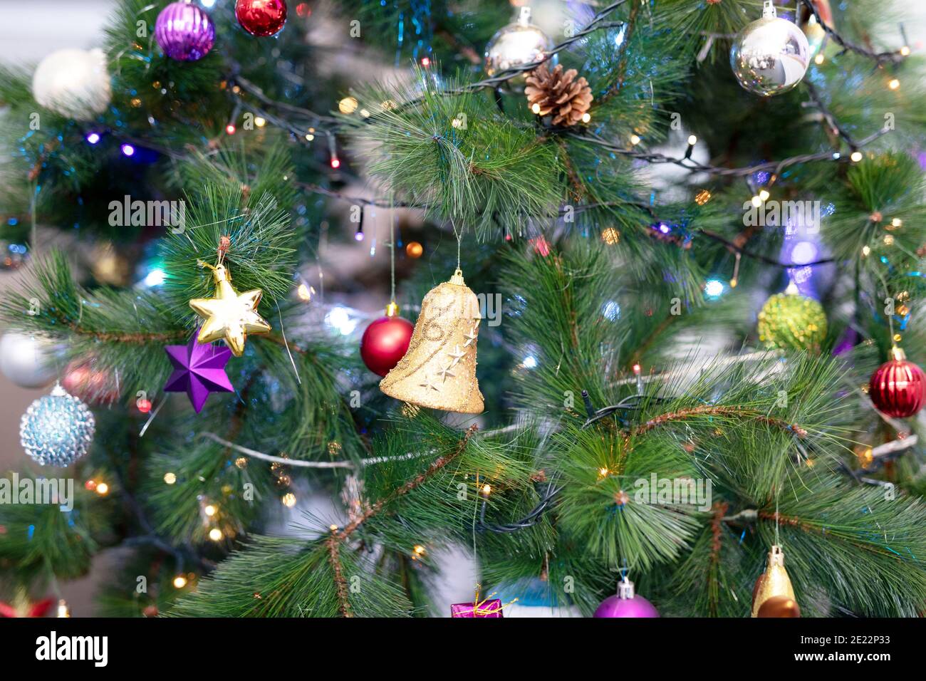 Decorazioni natalizie sull'albero di Capodanno. Casa. Foto Stock