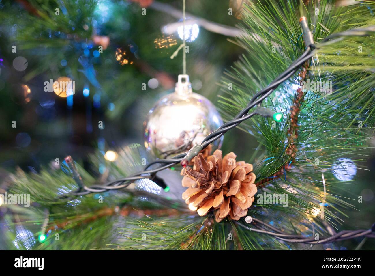 Decorazioni natalizie sull'albero di Capodanno. Dolce casa. Foto Stock