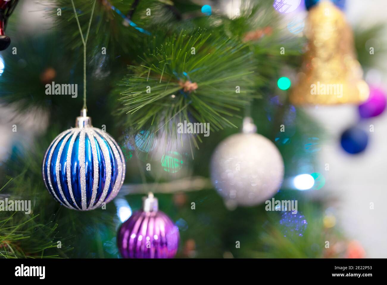 Decorazioni natalizie sull'albero di Capodanno. Dolce casa. Foto Stock