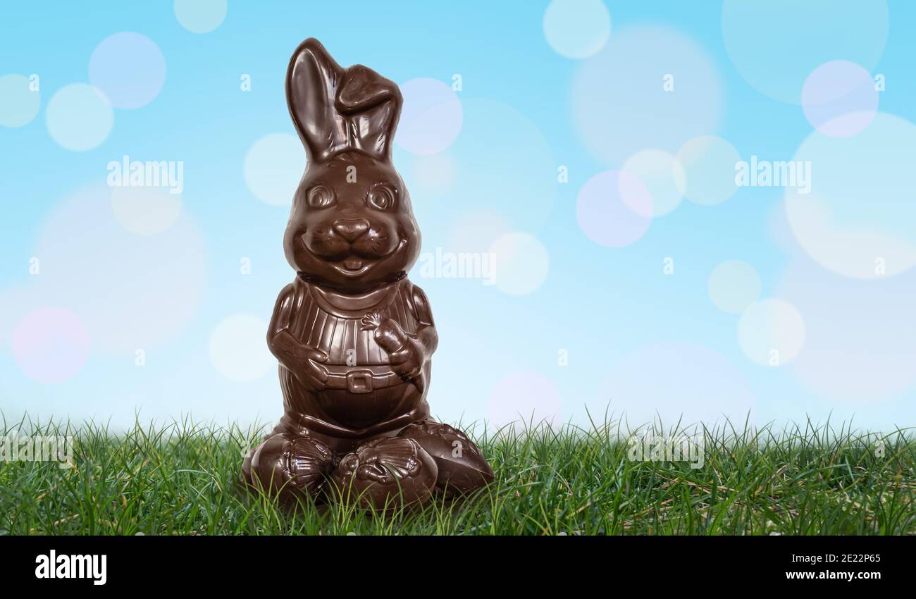 Gustoso coniglietto pasquale al cioccolato e uova in erba. Foto Stock