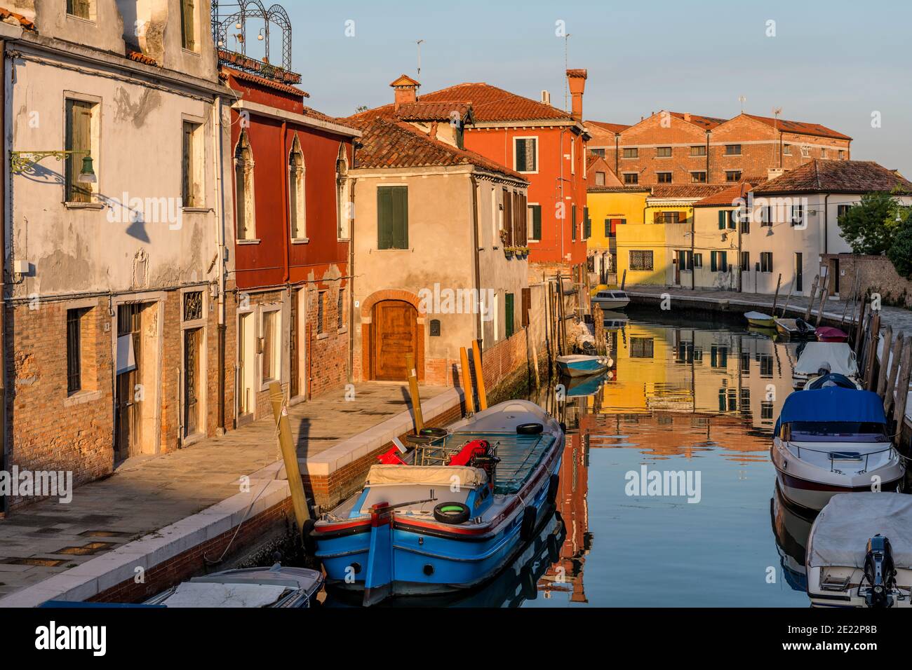 Tramonto su un piccolo canale - Vista al tramonto di un canale stretto, vecchio, ma colorato sulle Isole Murano. Venezia, Italia. Foto Stock