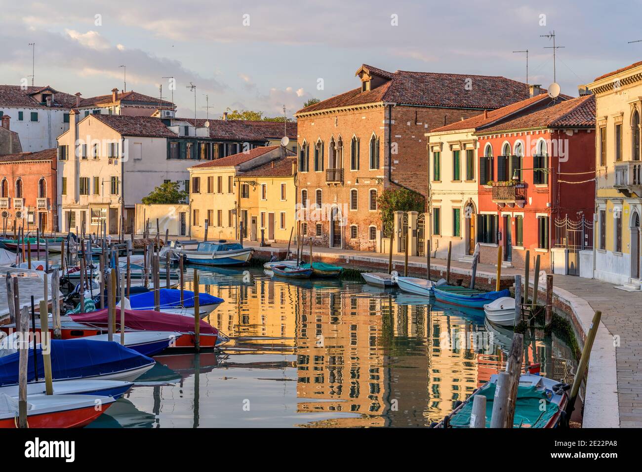 Sunset canale San Donato - Vista al tramonto di una strada tranquilla e colorata, lungo il lato della calma canale San Donato, sulle Isole Murano. Venezia, Veneto, Italia. Foto Stock