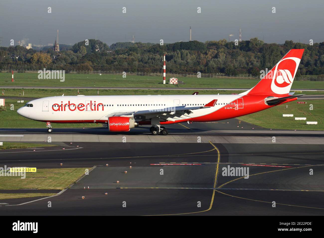 L'Airbus tedesco Air Berlin A330-200 con registrazione D-ALPE è appena atterrato sulla pista 23L dell'aeroporto di Dusseldorf. Foto Stock