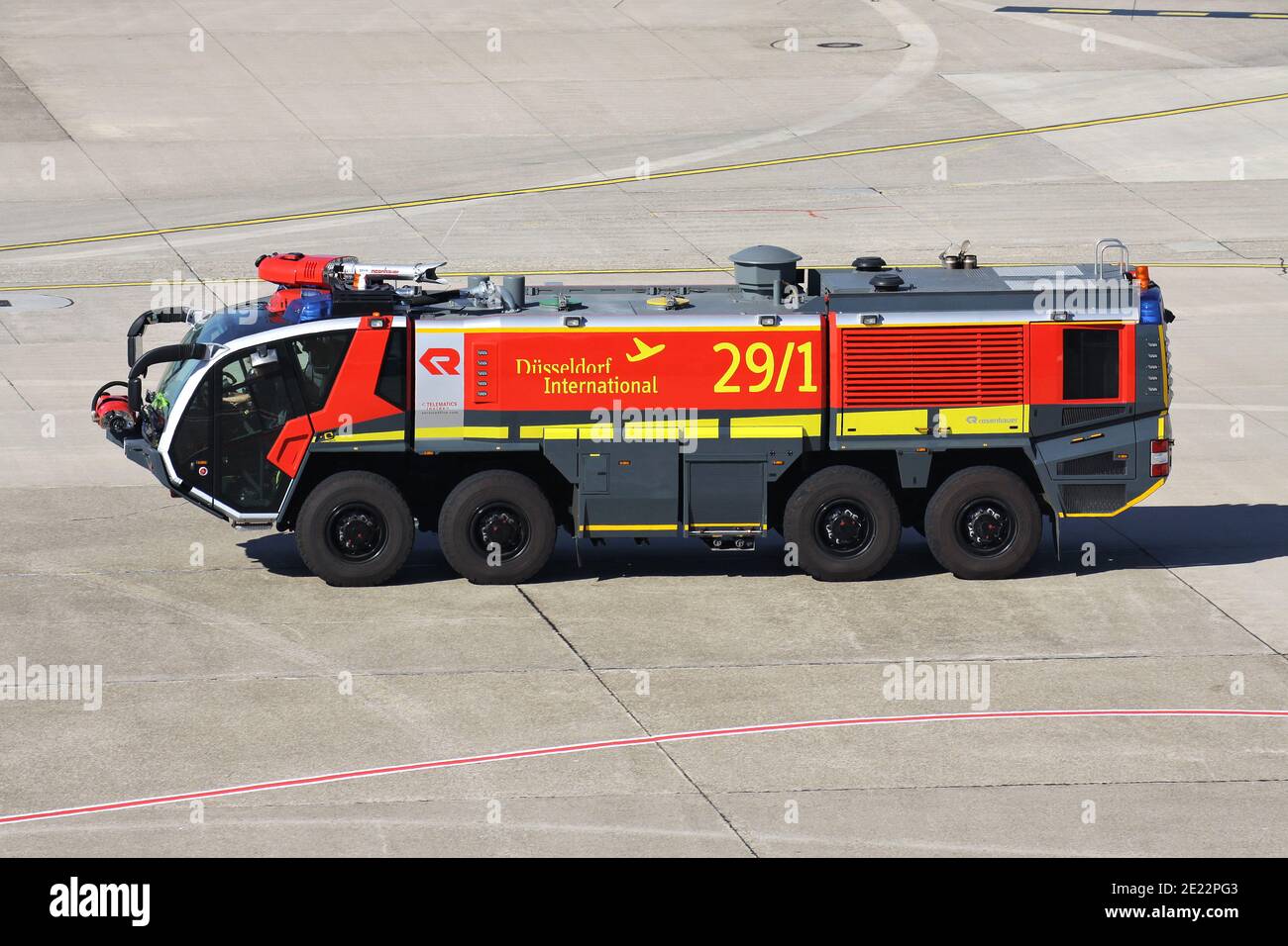 Rosenbauer Panther aeroporto di salvataggio e vigili del fuoco veicolo presso l'aeroporto di Dusseldorf. Foto Stock