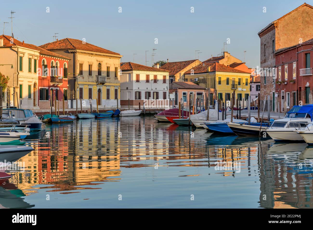Sunset Canal - Vista al tramonto del calmo e colorato canale San Donato sulle Isole di Murano. Venezia, Veneto, Italia. Foto Stock