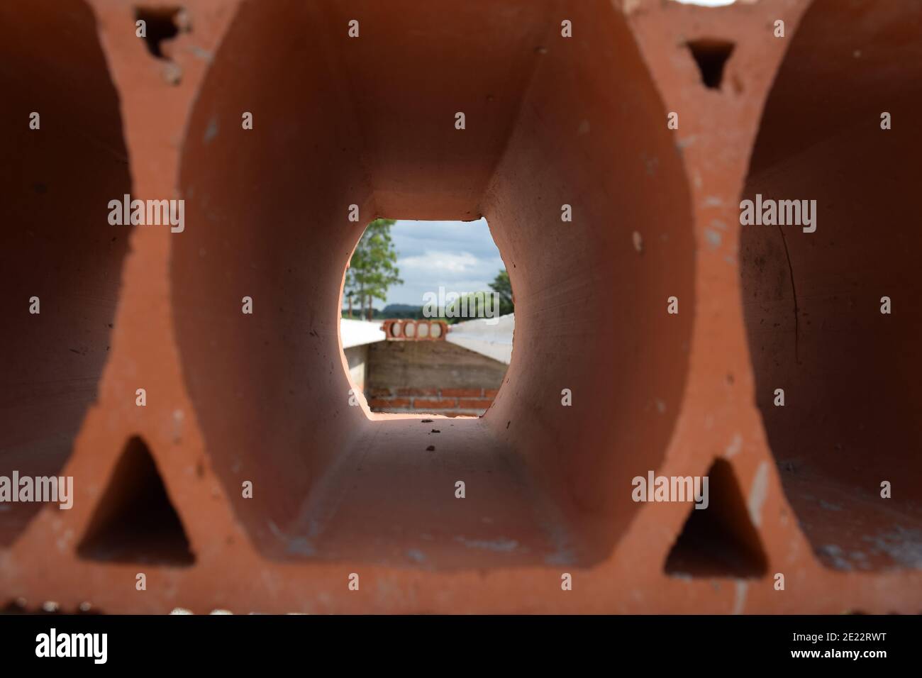 Pietra forata di mattoni cavi con vista di una costruzione sito Foto Stock