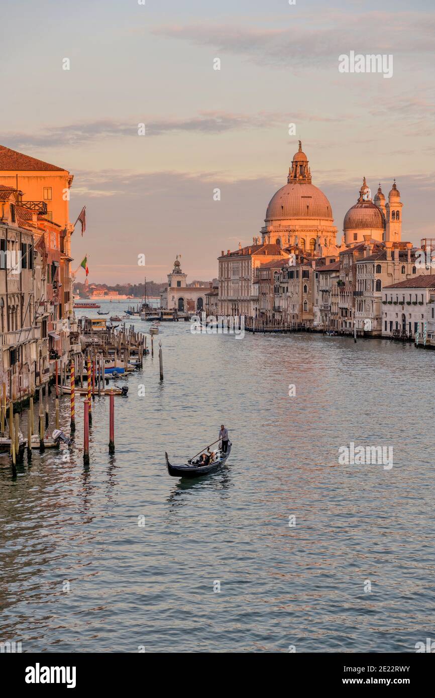 Sunset Grand Canal - UNA gondola turistica che scivola sulle acque calme all'estremità sud del Canal Grande, in una tranquilla serata di ottobre. Venezia, Veneto, Italia. Foto Stock