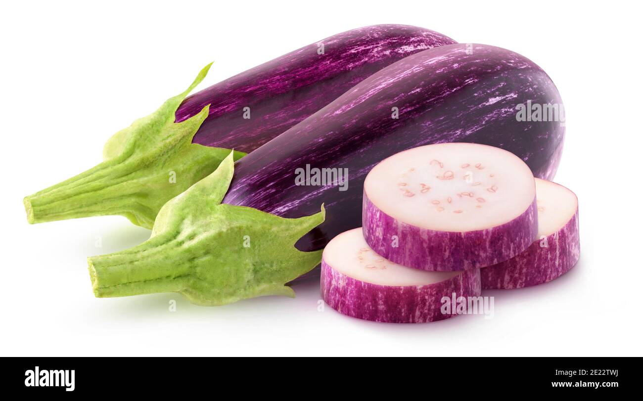 Melanzane tagliate isolate. Due melanzane grezze intere e tre fette isolate su sfondo bianco Foto Stock