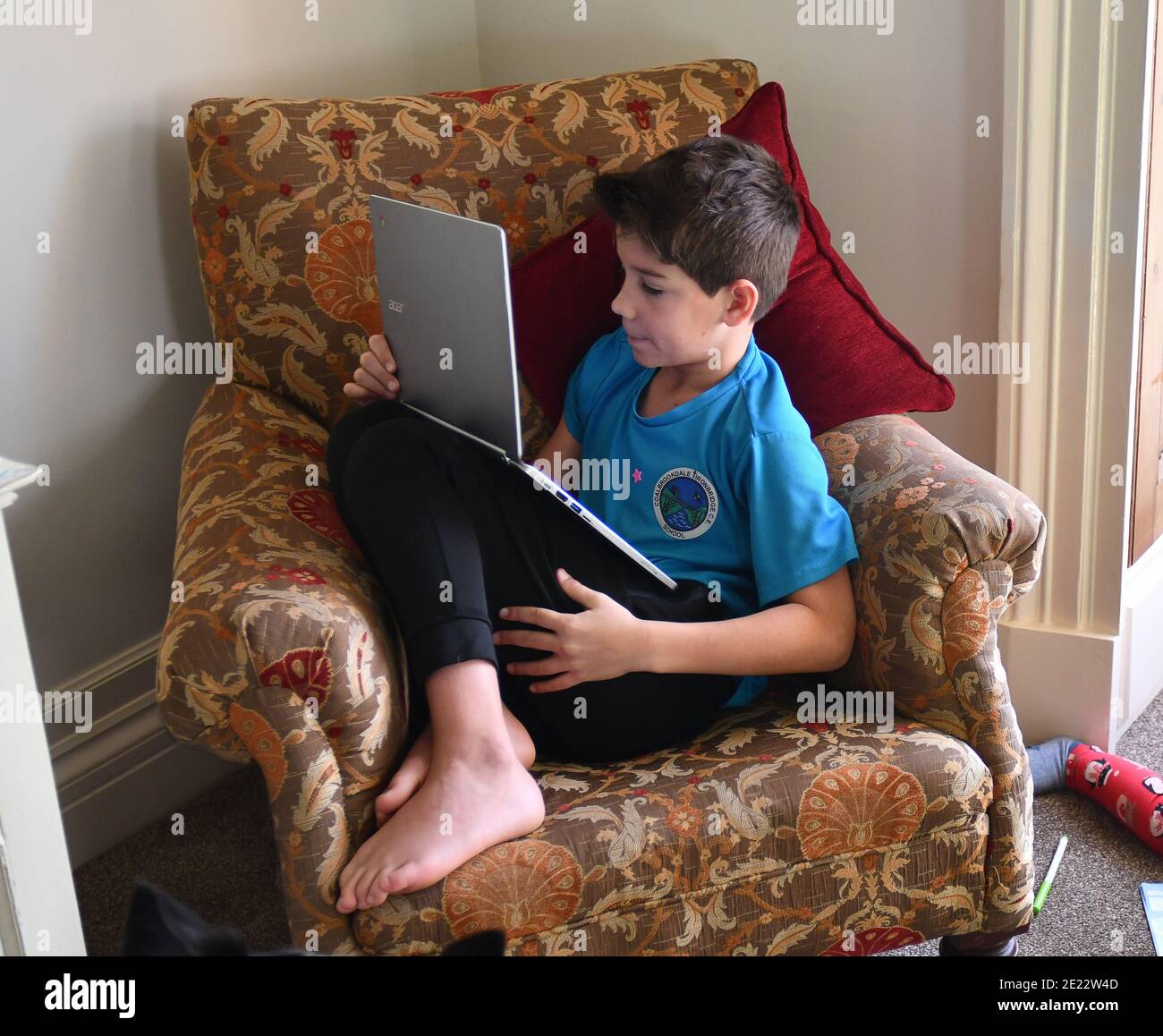 Studente della scuola del ragazzo che lavora a casa su un computer portatile durante il blocco pandemico Foto Stock