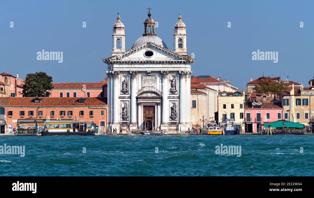 Santa Maria del Rosario - una soleggiata vista sulla facciata della settecentesca chiesa domenicana di Santa Maria del Rosario, Venezia, Veneto, Italia. Foto Stock