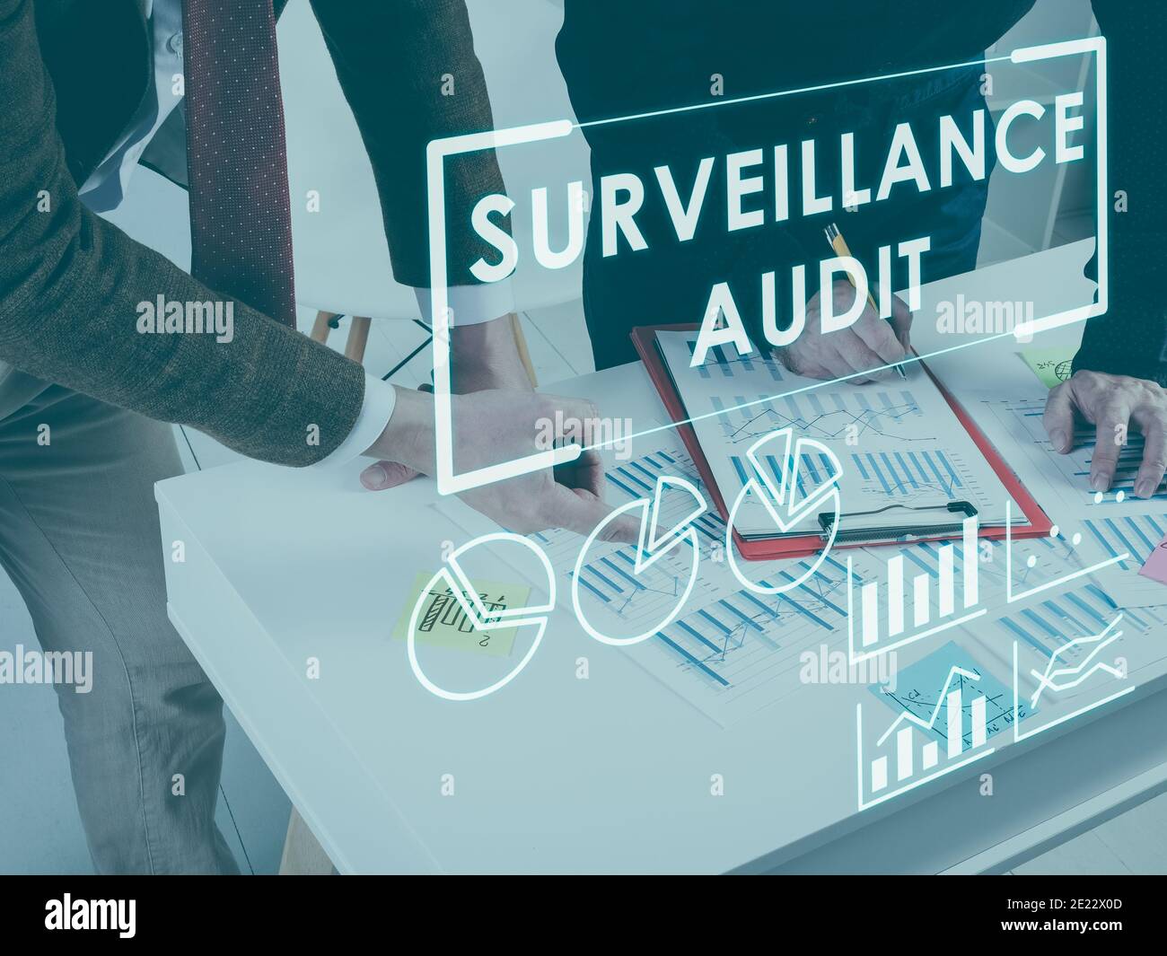 Concetto di audit di sorveglianza. Revisori che lavorano con i dati. Foto Stock