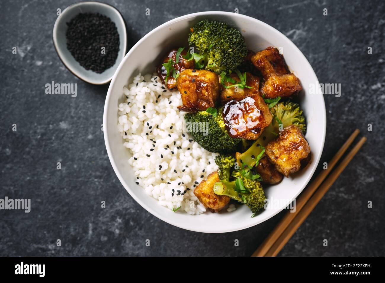 Ciotola vegana asiatica con riso, broccoli e tofu fritto Foto Stock