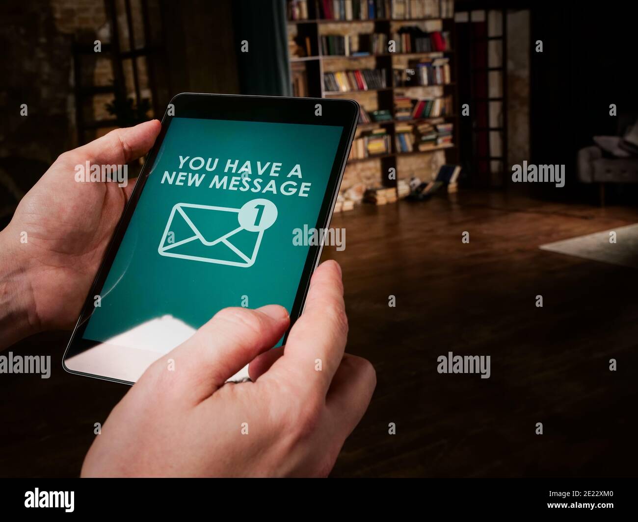 Sul tablet è presente un nuovo messaggio. Concetto di chat online. Foto Stock