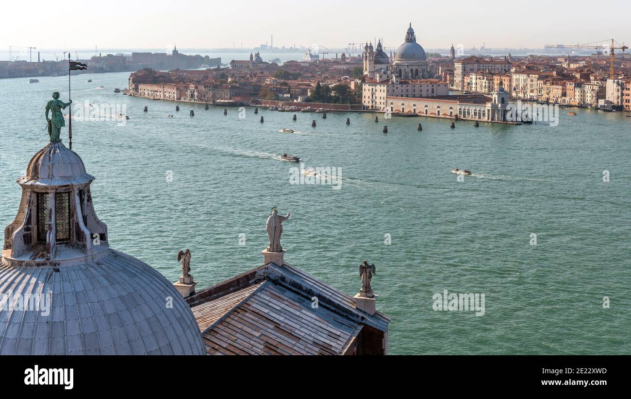 Canale della Giudecca - veduta aerea del canale della Giudecca, con la Basilica di Santa Maria della Salute che torreggia a Punta della Dogana, Venezia, Veneto, Italia. Foto Stock