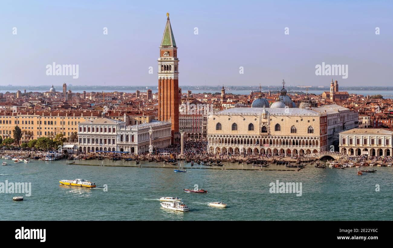 Bacino di San Marco - veduta aerea dello skyline di Venezia sul lungomare del Bacino di San Marco, con il Campanile di San Marco in Piazza San Marco, Italia. Foto Stock