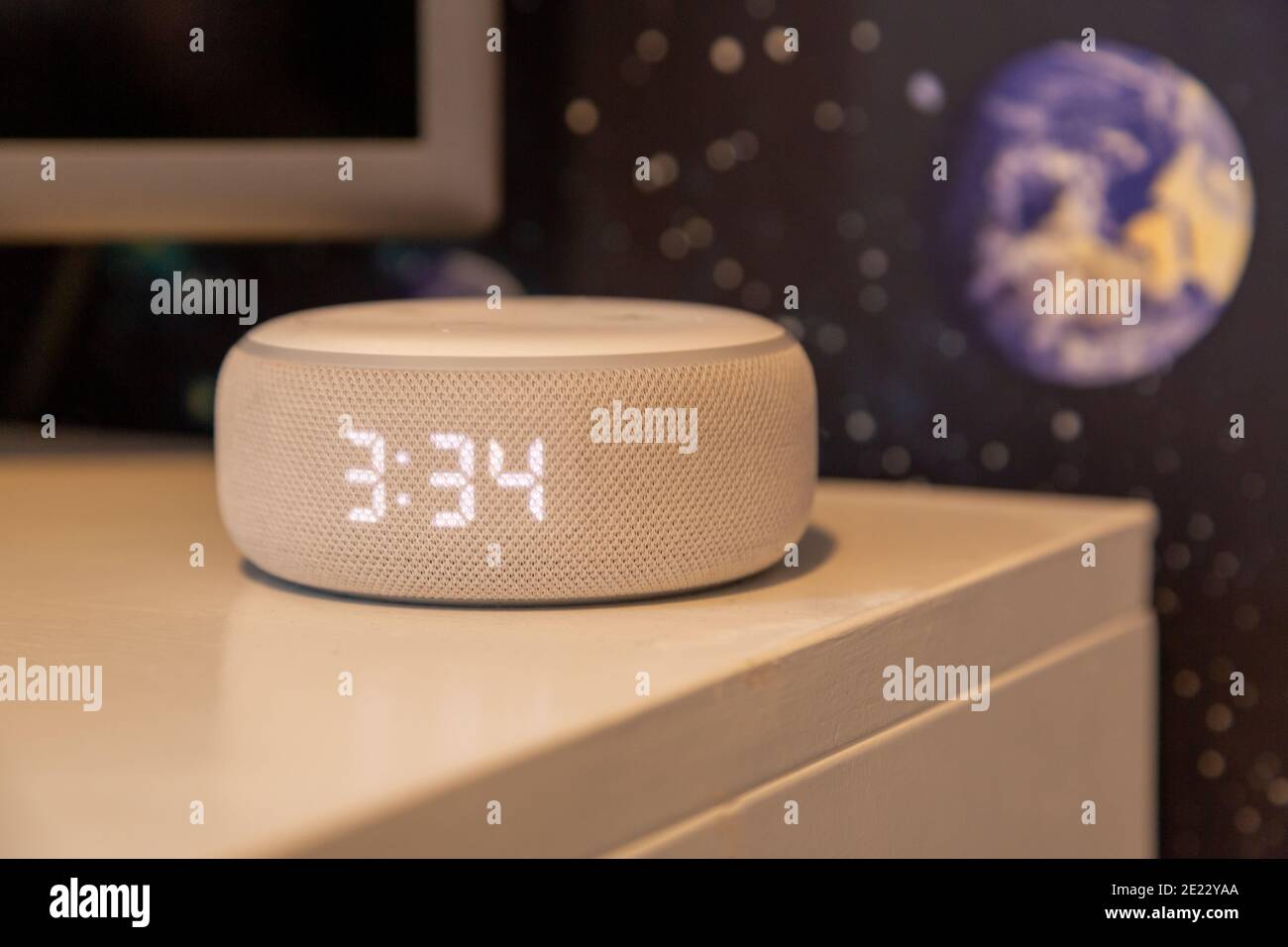 Un amazon echo Dot o amazon Alexa su un tavolo è la camera da letto di un bambino un dispositivo domestico intelligente comune Foto Stock