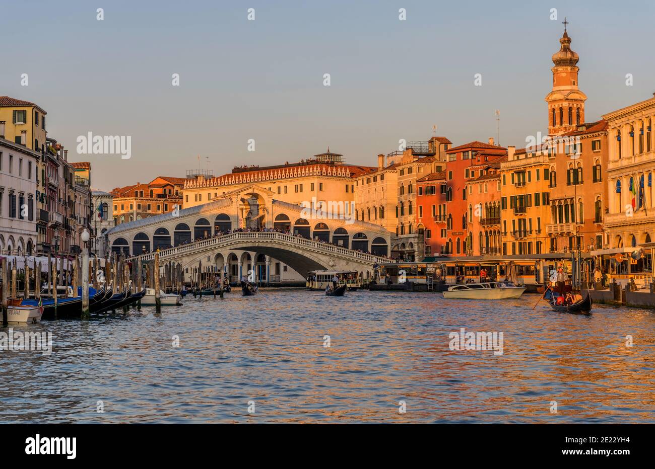 Tramonto Ponte di Rialto - una colorata vista del tramonto sul Canal Grande al Ponte di Rialto. Venezia, Veneto, Italia. Foto Stock