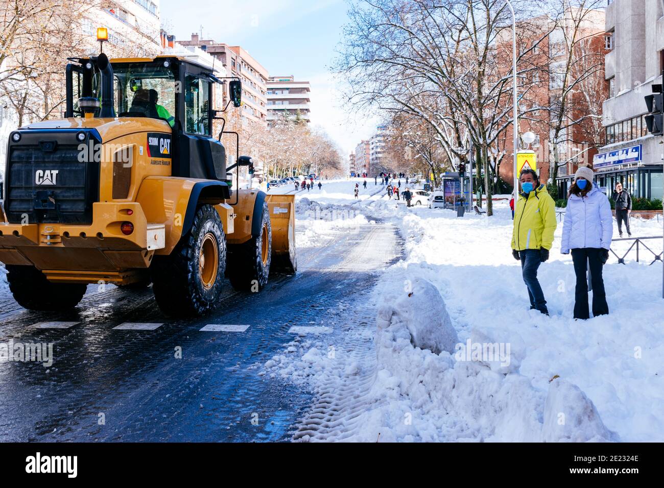 Un digger CAT pulisce Alberto Alcocer strada di neve. Il giorno dopo Filomena nevicata pesante. Madrid, Spagna Foto Stock