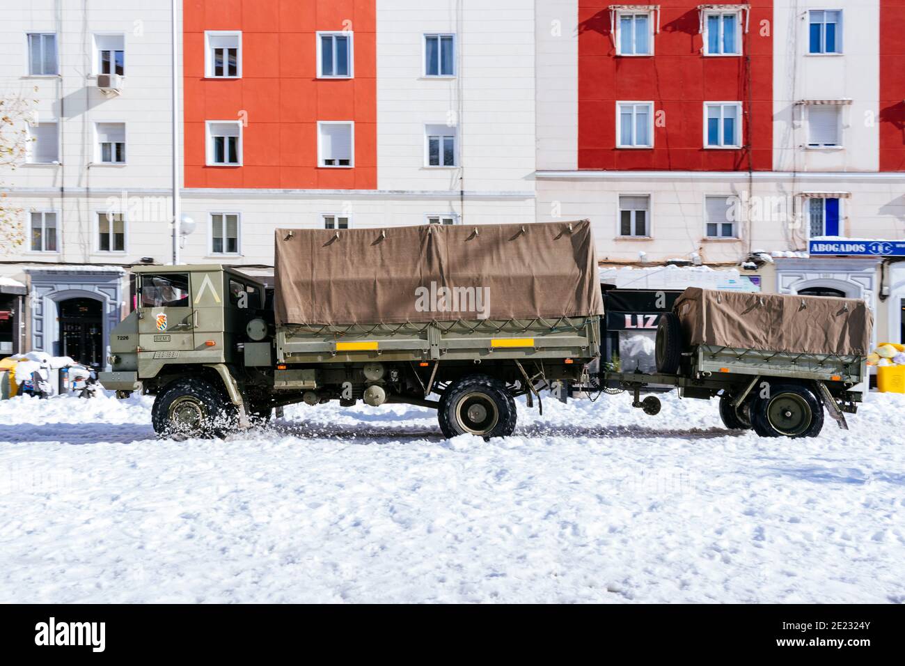 Veicoli della unità militare di emergenza, esercito spagnolo, partecipanti al lavoro di rimozione della neve. Il giorno dopo Filomena nevicata pesante. Madrid, Spagna Foto Stock