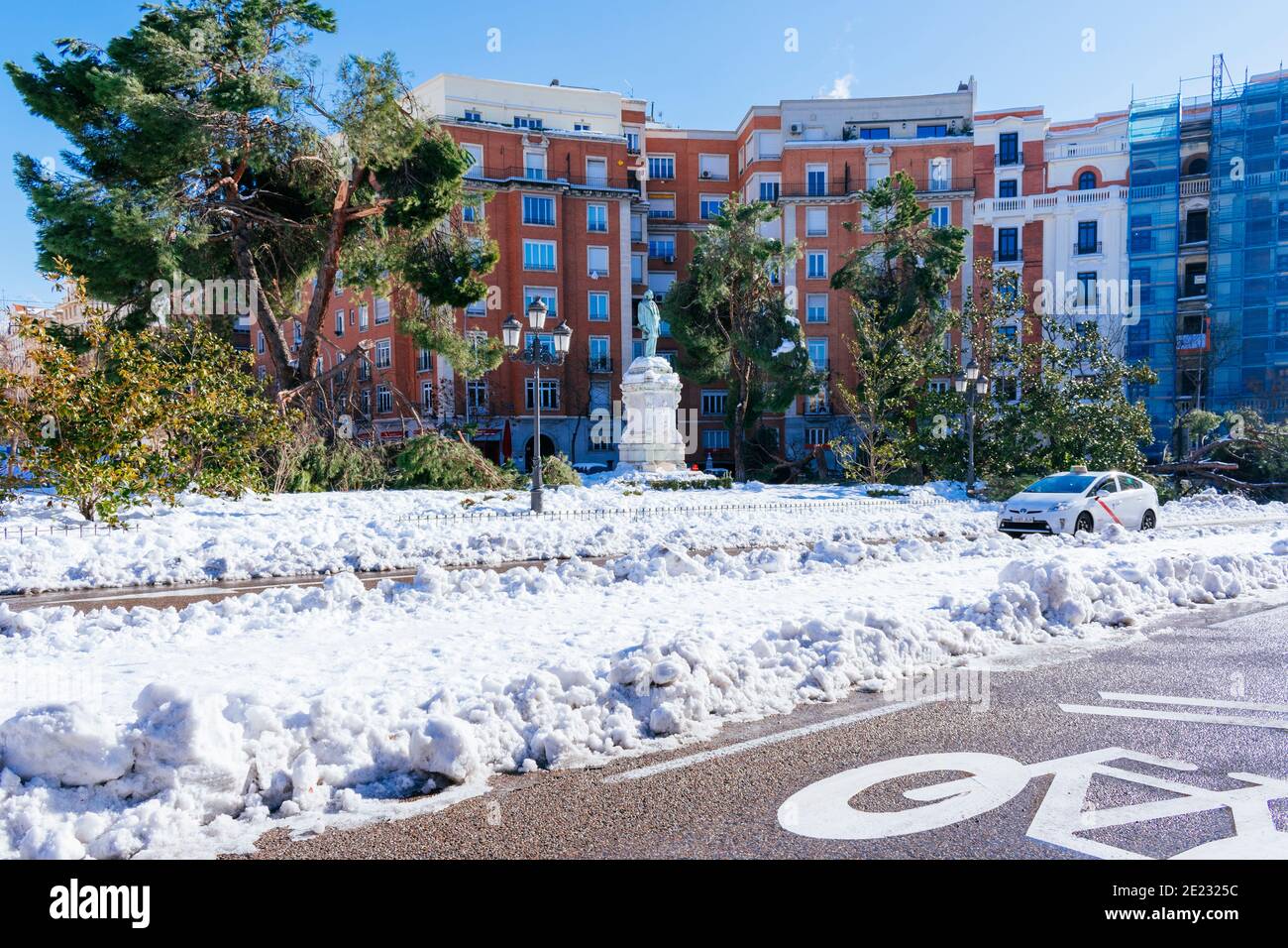Alberi caduti in Plaza Marques de Salamanca. Molti alberi hanno sofferto l'inclinazione della tempesta di neve. Due giorni dopo Filomena nevicata pesante. MADR Foto Stock