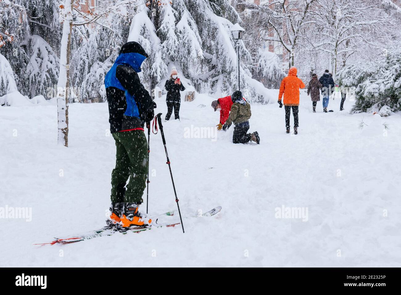 L'uomo sciando in un parco nel centro di Madrid durante una nevicata pesante. Filomena nevicata pesante. Madrid, Spagna Foto Stock