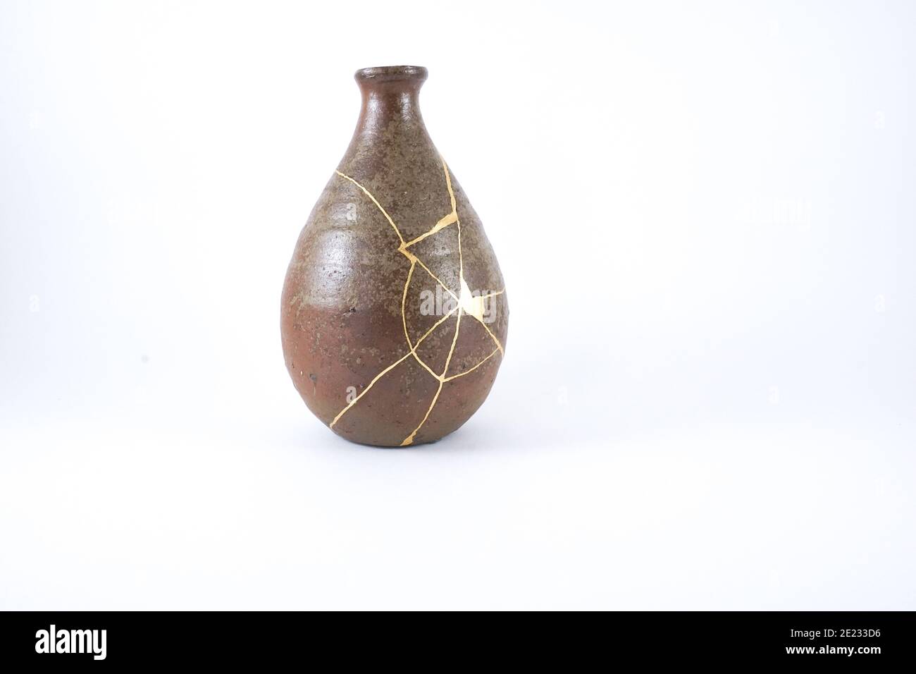 Antica Kintsugi, ceramica giapponese Bizen restaurata con oro reale. Kintsugi, la bellezza delle imperfezioni. Foto Stock