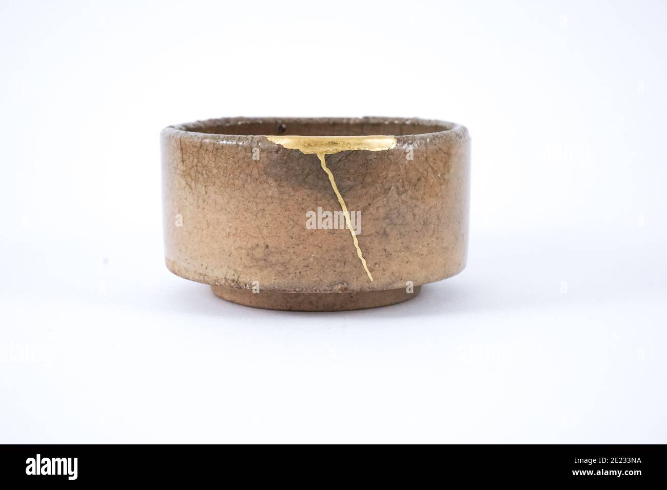 Coppette per sake giapponesi beige Kintsugi isolate. Foto Stock