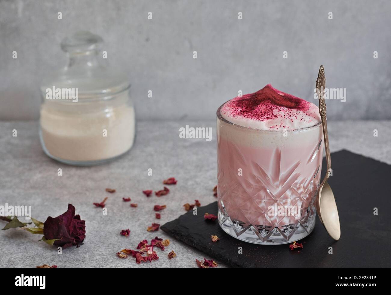 matcha rosa con schiuma di latte in vetro Foto Stock