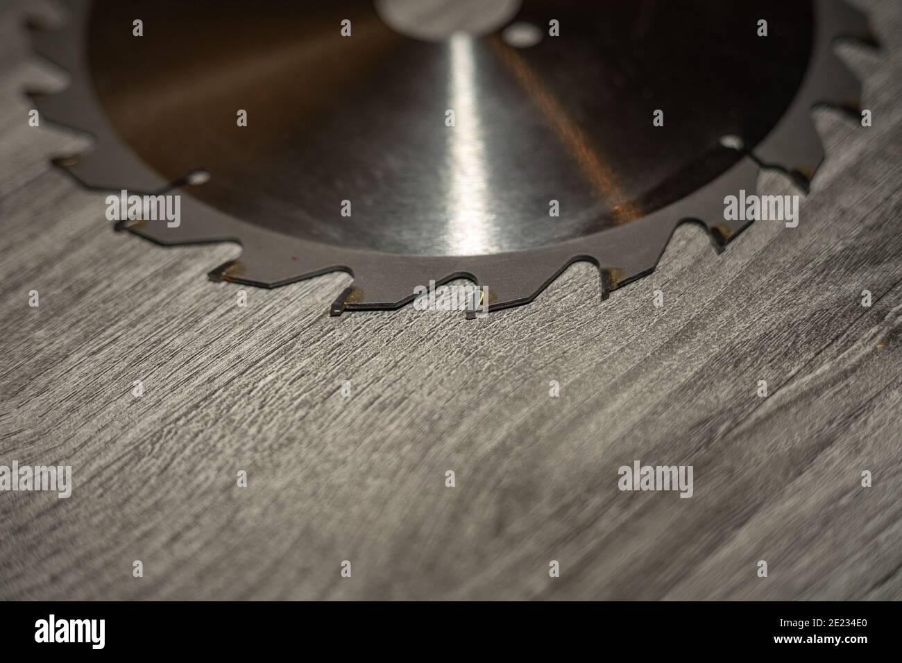 Disco metallico da un primo piano di sega circolare. Lama per legno e  laminato. Lama elettrica per sega circolare Foto stock - Alamy