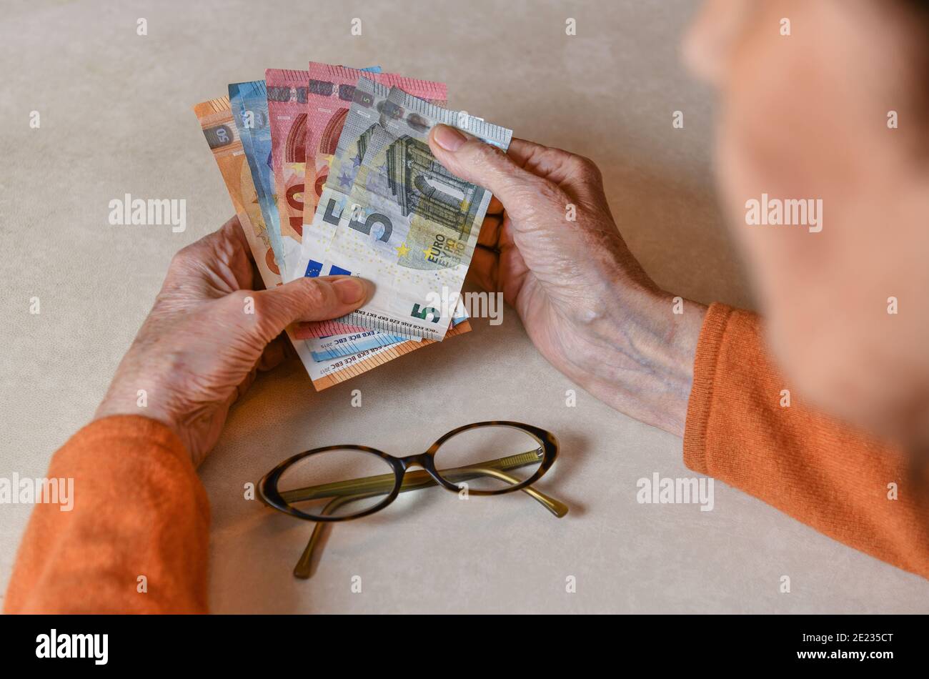 Symbolfoto, rente, Seniorin, Haende, Geld Foto Stock