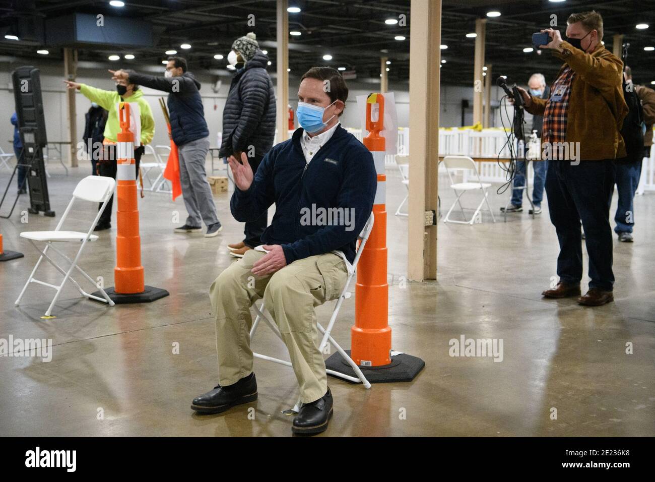 Dallas, Texas, Stati Uniti. 11 Gennaio 2021. Il giudice Clay Jenkins della contea di Dallas, Texas, fornisce una passeggiata attraverso il processo del centro di mega-vaccinazione presso il Dallas County COVID Mega-Vaccination Center a Fair Park, Dallas. È seduto in un'area designata per le persone in attesa di mostrare la loro documentazione al centro personnel.The sito è uno sforzo congiunto tra la città e la contea, vaccinerà fino a 2,000 persone al giorno, a seconda della fornitura. Il sito è stato aperto quando il Texas passa da siti di distribuzione più piccoli a "hub" che possono vaccinare migliaia di persone al giorno. Credit: AVI Adelman/ZUMA Wire/Alamy Live News Foto Stock