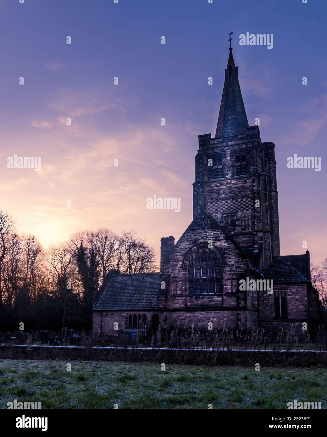 Antico cimitero rurale chiesa in serata con tramonto luminoso Foto Stock