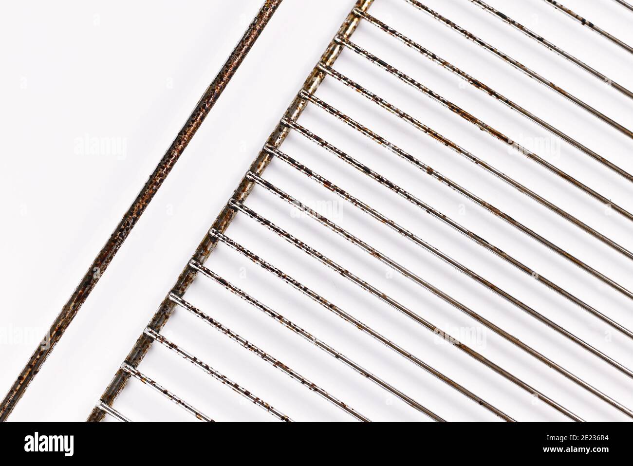 Griglia del forno sporca ricoperta di grasso bruciato su sfondo bianco Foto Stock