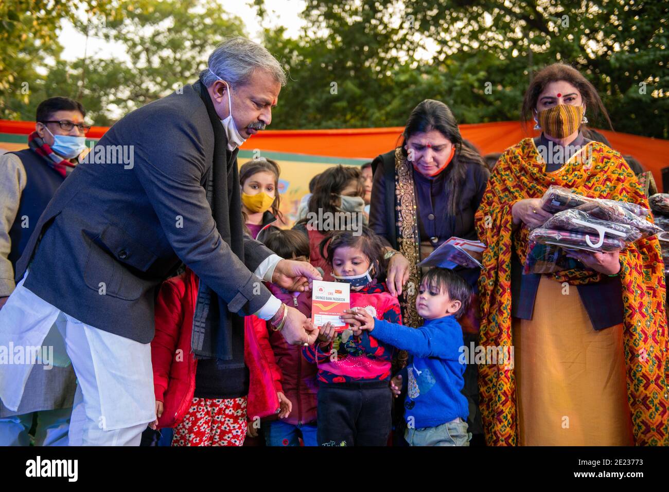 Presidente della BJP Delhi Unit, Adesh Kumar Gupta consegna i passalibri di Sukanya Samriddhi Yojana alle bambine.Sukanya Samriddhi Yojana (SSY) è un piccolo sistema di deposito per la bambina lanciata come parte della campagna 'Beti Bachao Beti Padhao'. Questo schema è diventato popolare a causa del suo beneficio di imposta sul reddito. Lo scopo del programma è fornire assistenza finanziaria per l'istruzione superiore o il matrimonio della figlia. Evento organizzato da Delhi BJP Wing. Foto Stock