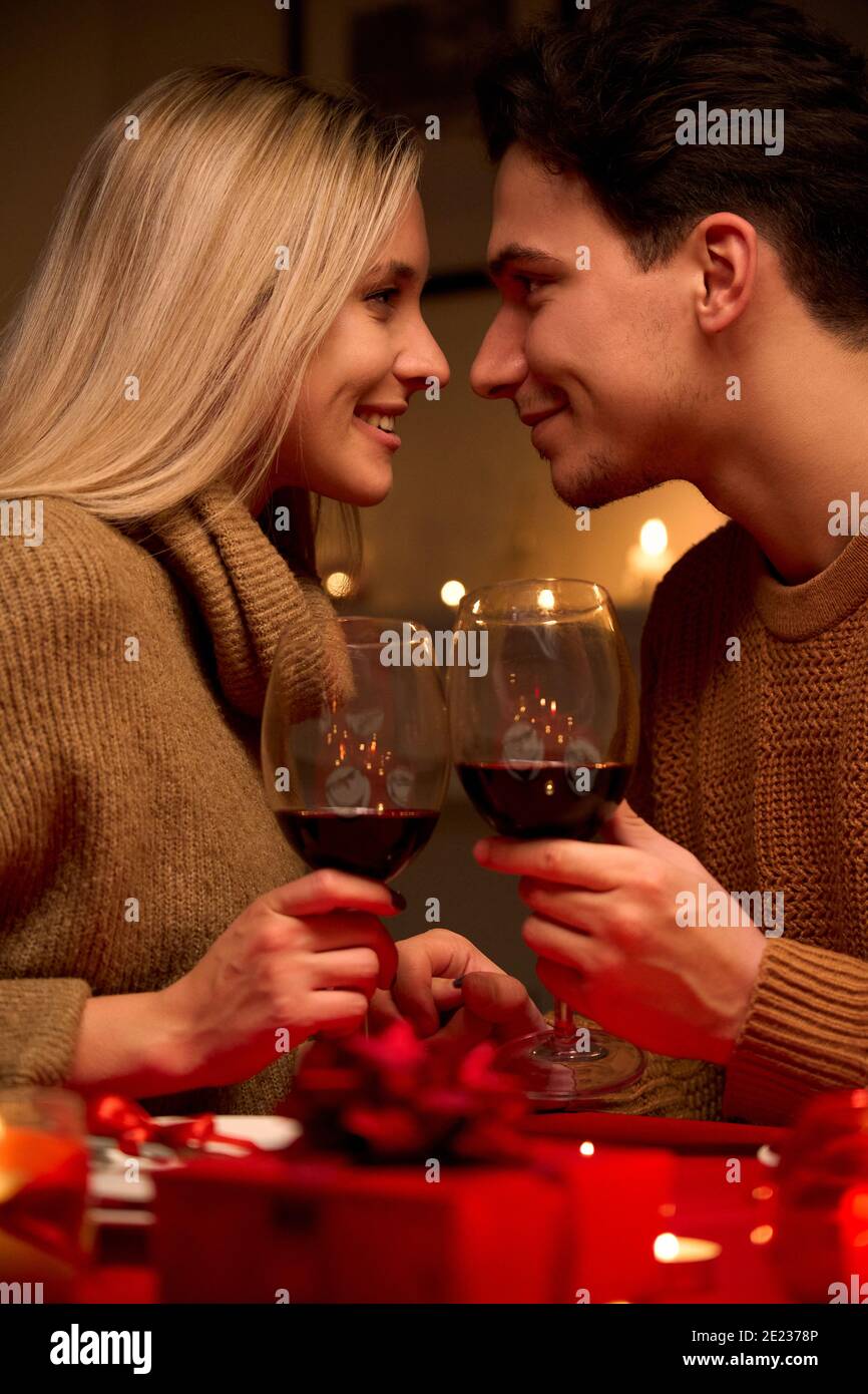 Giovane coppia san valentino san valentino immagini e fotografie stock ad  alta risoluzione - Alamy
