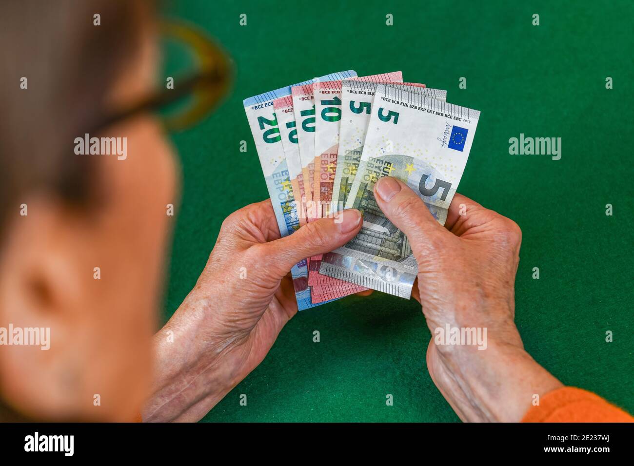 Symbolfoto, rente, Seniorin, Haende, Geld Foto Stock