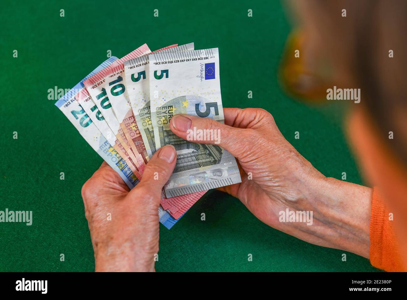 Symbolfoto, rente, Seniorin, Haende, Geld Foto Stock