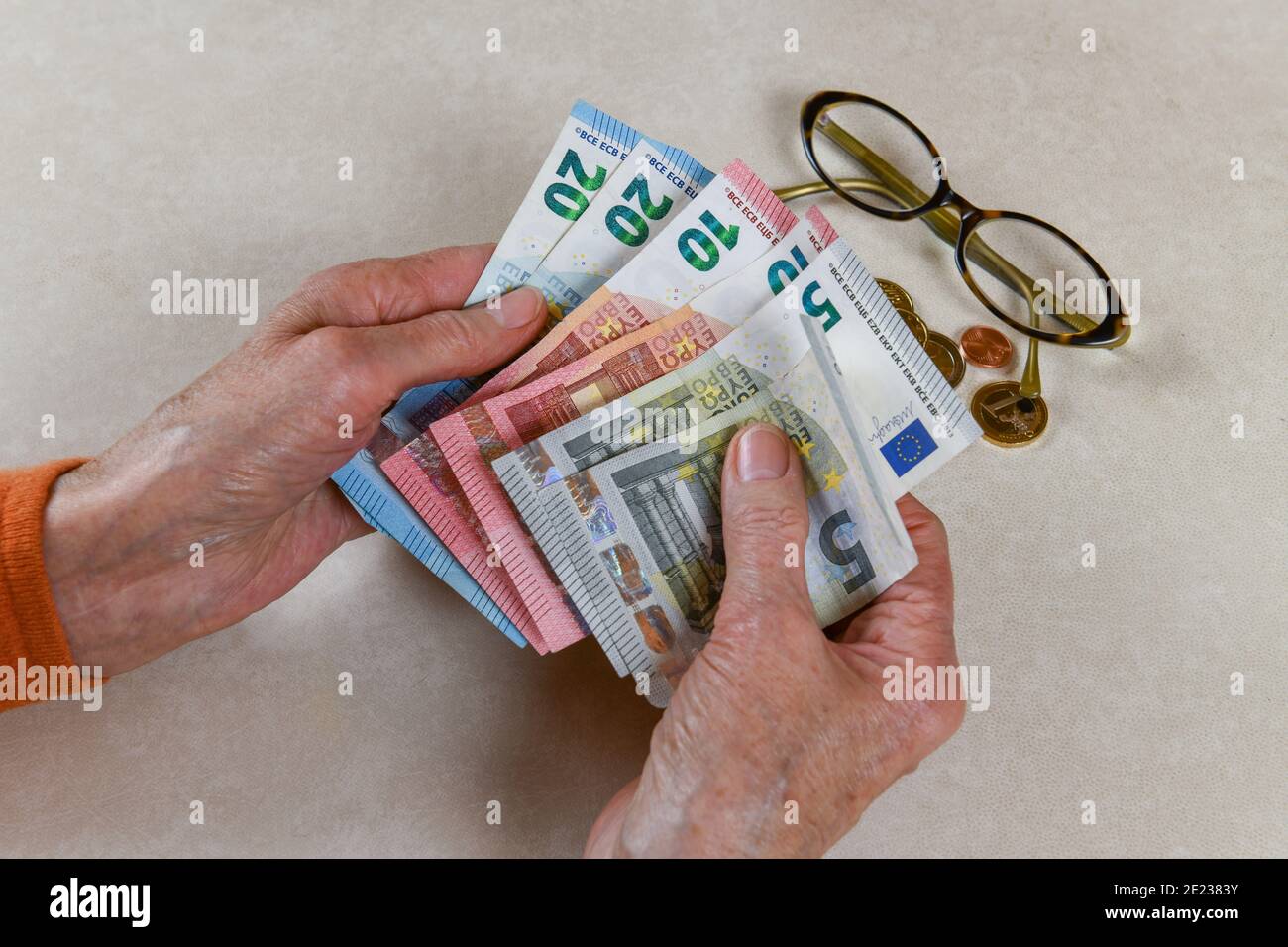 Symbolfoto, rente, Seniorin, Haende, Geld Foto Stock