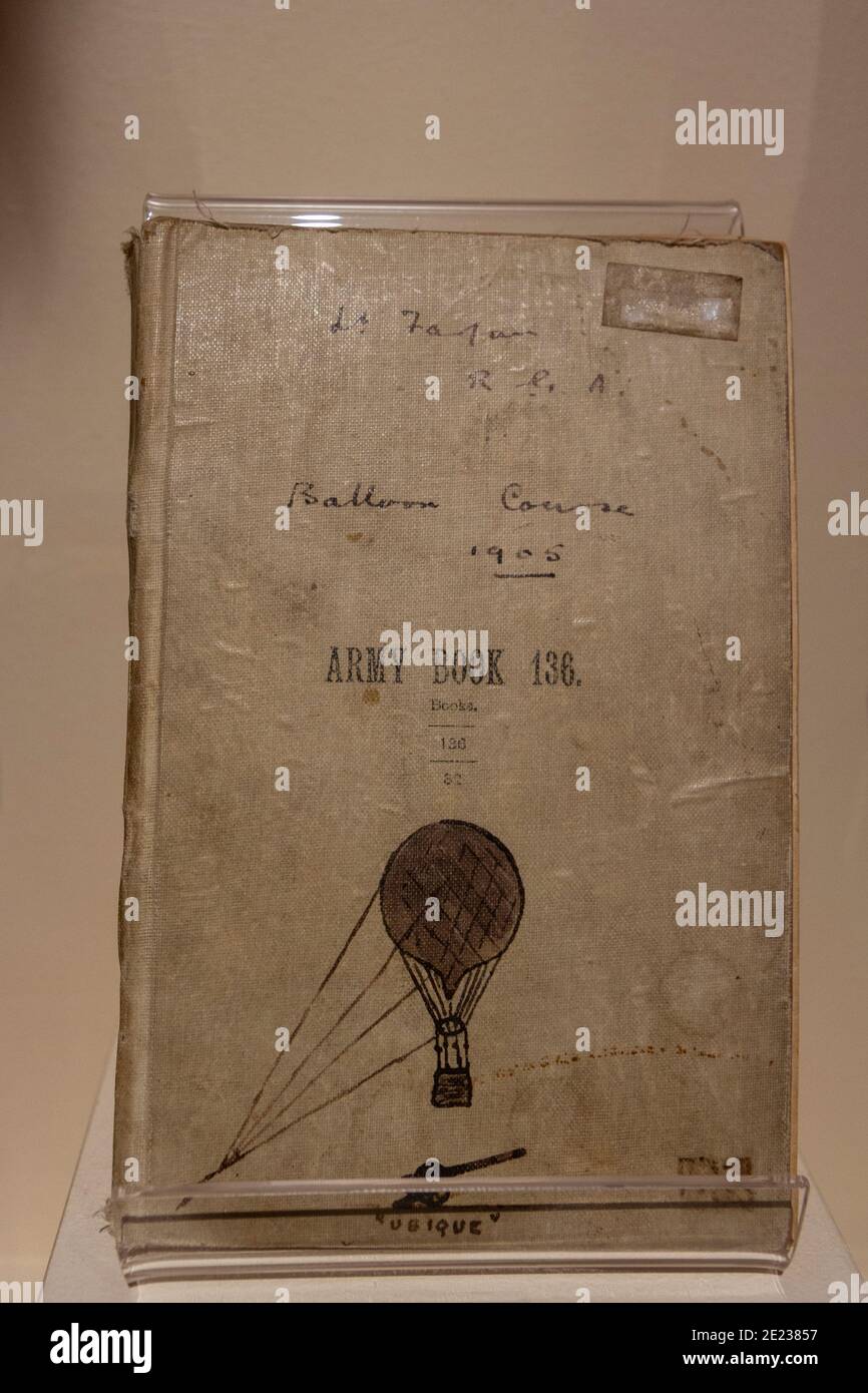Un libro di corsi in mongolfiera, c.1905, in mostra al Army Flying Museum, un museo dell'aviazione militare a Stockbridge, Hampshire, Regno Unito. Foto Stock