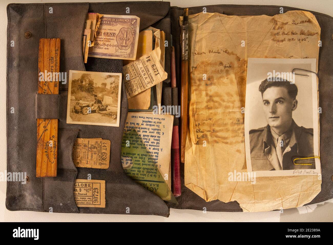 Libro di lettere e kit di cucito appartenenti a Gunner J Stevens RA, in mostra al Army Flying Museum di Stockbridge, Hampshire, Regno Unito. Foto Stock