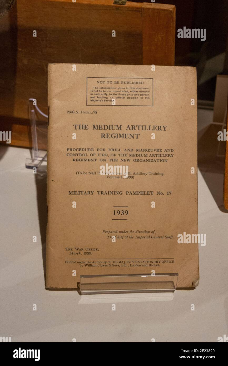 Il libretto del reggimento di artiglieria di media grandezza in mostra al Museo dell'aviazione militare di Stockbridge, Hampshire, Regno Unito. Foto Stock