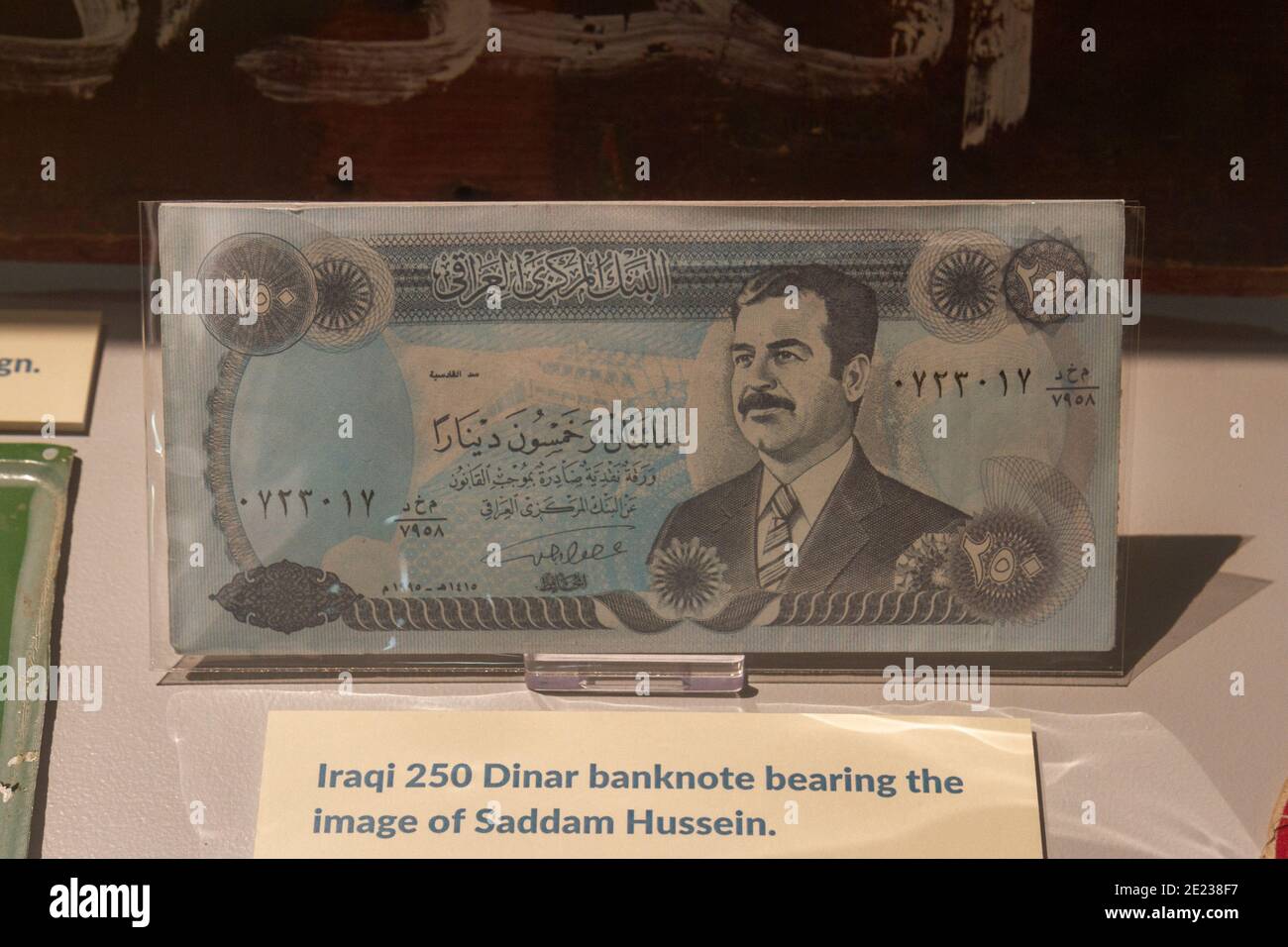 Una banconota da 250 dinari irachena con l'immagine di Saddam Hussein in mostra al Museo dell'aviazione militare di Stockbridge, Hampshire, Regno Unito. Foto Stock