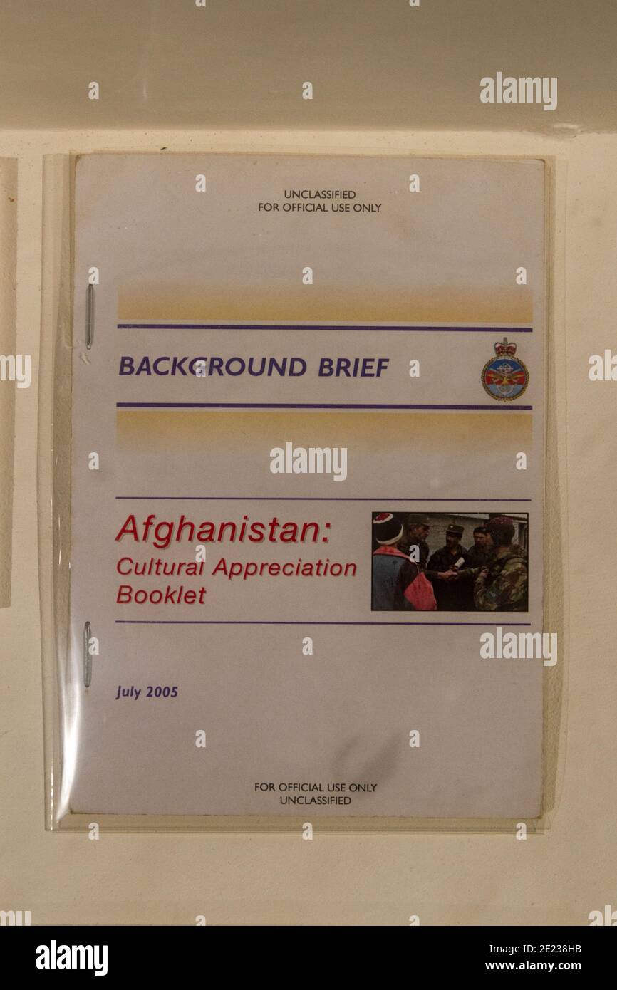 Afghanistan: Libretto di apprezzamento culturale, in mostra al Museo dell'aviazione militare di Stockbridge, Hampshire, Regno Unito. Foto Stock